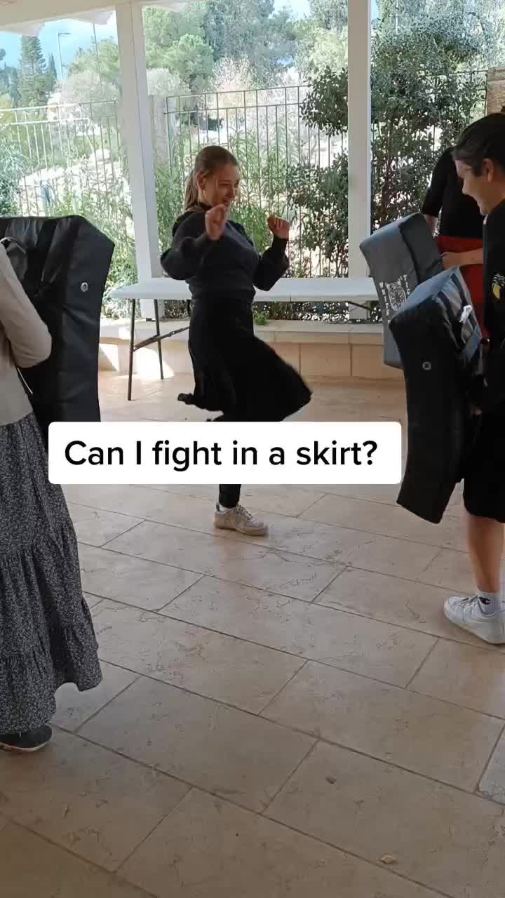 אפשר להילחם בחצאית?